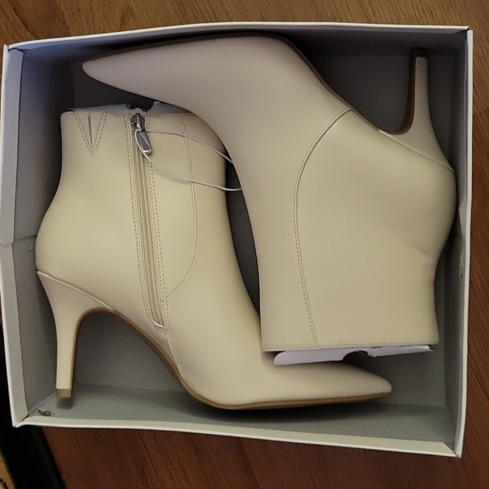 A NEW DAY CHAR OFF-WHITE DRESS BOOTS 3.5" Stiletto side zipper size 9.5 New